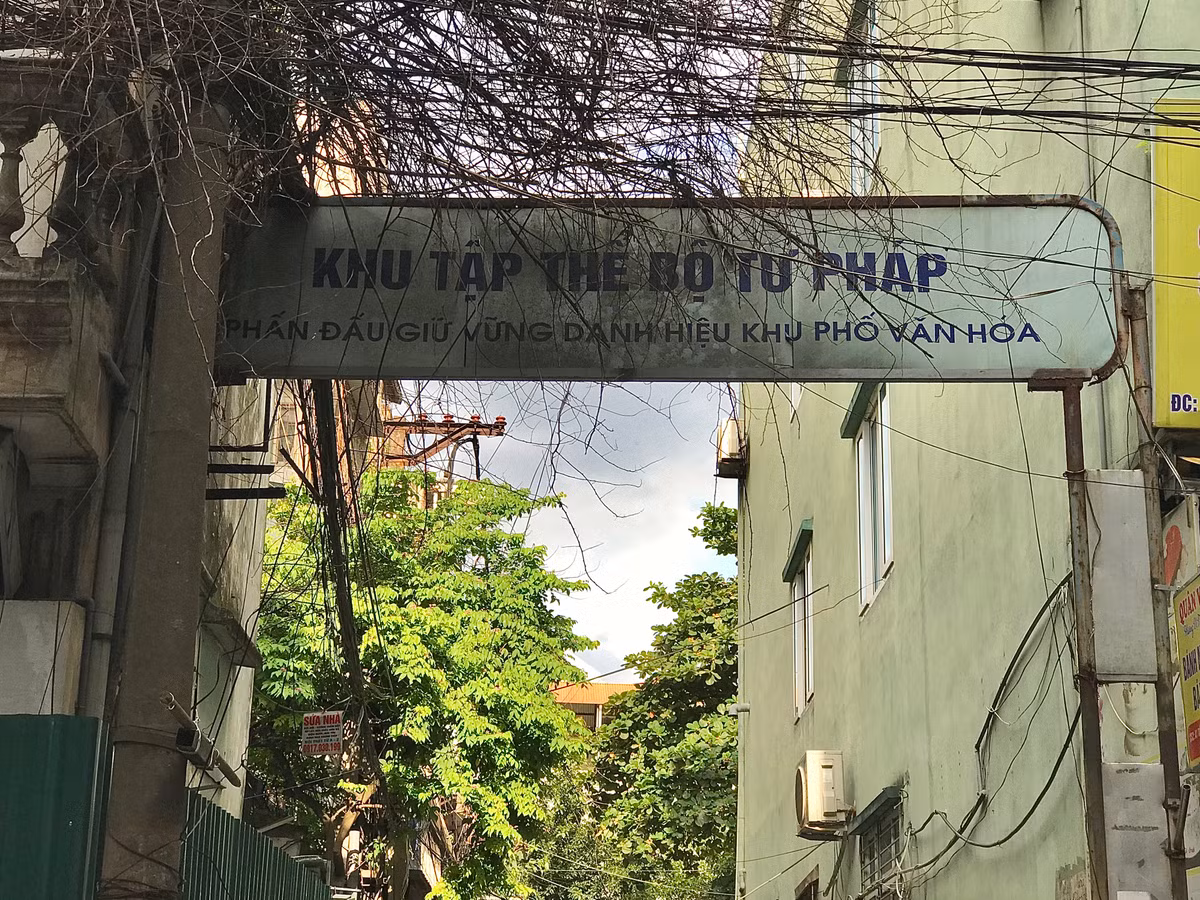 Khu tập thể Bộ Tư pháp (ngõ 35 Kim Mã Thượng, Cống Vị, Ba Đình, Hà Nội) có tuổi đời hơn 30 năm cũng trong tình trạng xuống cấp nghiêm trọng.