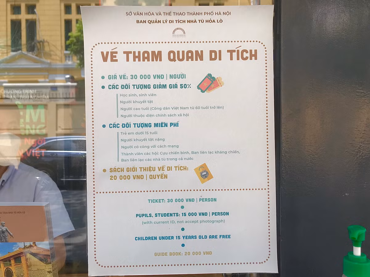 Hiện nay, các tour khám phá di tích lịch sử Nhà tù Hoả Lò đã "cháy vé" đến hết tháng 9 và số lượng người xếp hàng chờ đăng ký vẫn tăng lên mỗi ngày.