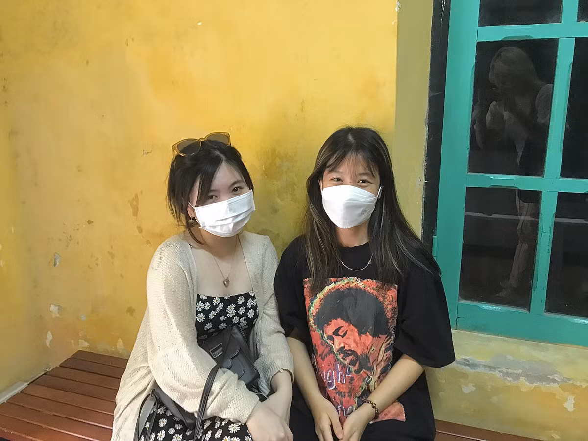 Mình đã được nghe nói rất nhiều về nhà tù Hoả Lò và rất tò mò, nhân dịp ra Hà Nội du lịch mình đã ghé qua đây. Tham quan di tích giúp mình hiểu được thêm về lịch sử và các chiến sĩ, nhà hoạt động cách mạng ngày xưa đã trải qua những gì - bạn Lê Thiên Thảo (27 tuổi, Sài Gòn) cho biêt.