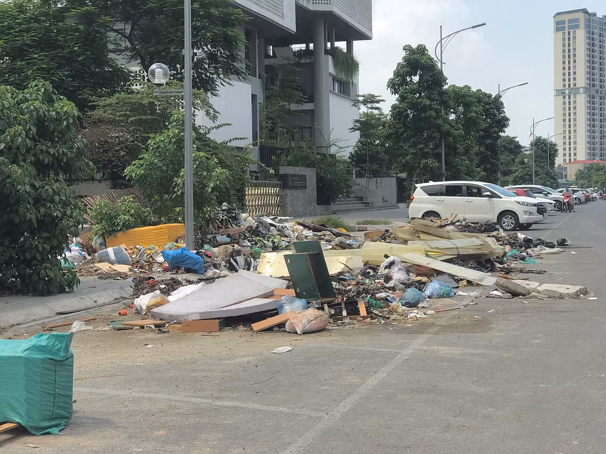 Rác thải tràn hết từ vỉa hè xuống lòng đường.