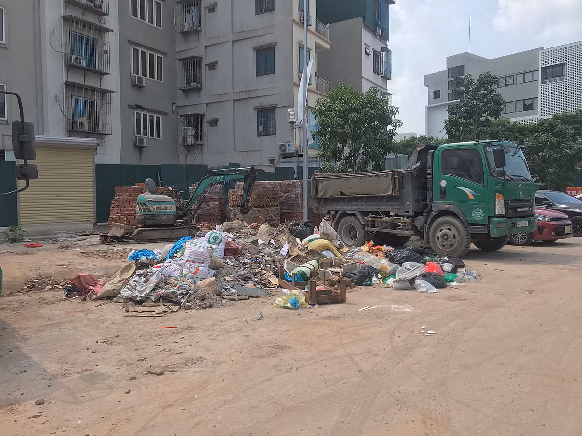 Bãi rác tự phát này với đủ loại rác, từ rác thải sinh hoạt, rác thải hàng quán kinh doanh, phế thải xây dựng,... chất thành các đống lớn.