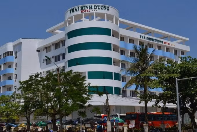  Bé gái 10 tuổi ở Hà Nội đuối nước tại bể bơi Cửa Lò: Nạn nhân là cháu Đ.A.T. (SN 2012, trú Tương Mai, Hoàng Mai, Hà Nội) đi du lịch cùng bố mẹ tại khách sạn Thái Bình Dương, phường Nghi Thu, thị xã Cửa Lò. Chiều 15/8, cháu Đ.A.T. cùng em trai xuống tầng 1 chơi. Sau đó cháu T. xuống bể bơi tắm. Đến khoảng hơn 15h30, bố mẹ đi tìm ngoài bãi biển không thấy cháu nên trở lại khách sạn thì phát hiện con gái đuối nước dưới bể bơi. >>> Mời độc giả xem thêm video Kẻ vượt ngục Triệu Quân Sự giết người vì mê chơi game: