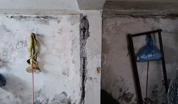Dưới tầng hầm, các vết nứt lún thấy rõ nhất. Những cột chống đỡ chính lộ phần thép, ngôi nhà nghiêng hẳn sang một bên.Theo bà Bích, chính quyền địa phương và nhà thầu dự án từng mời đơn vị độc lập đánh giá tình trạng ngôi nhà. Kết luận là nhà đang ở mức cực kỳ nguy hiểm, phải di dời.