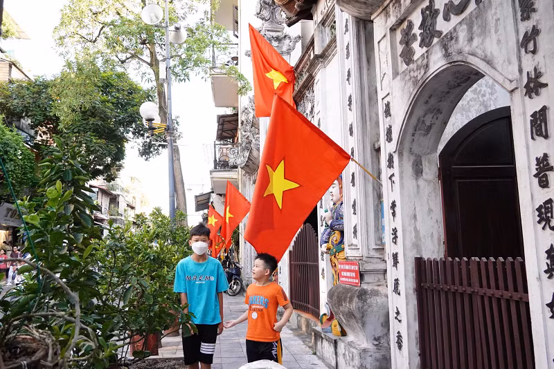 Những lá cờ Tổ quốc trở thành hình ảnh thiêng liêng của phố phường Hà Nội những ngày này. >>> Mời độc giả xem thêm video Hà Nội thu hồi 400 biển quảng cáo ngoài trời để đấu thầu: