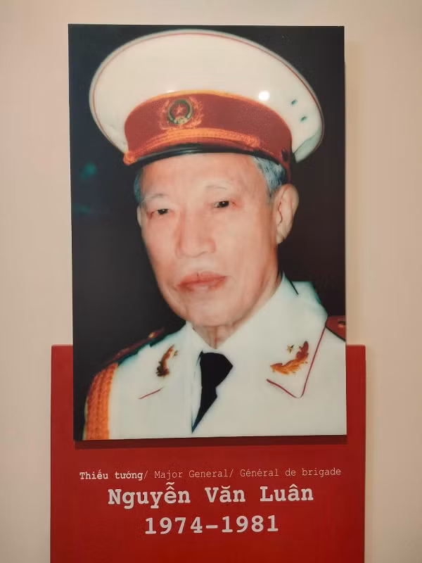 Thiếu tướng Nguyễn Văn Luân (Lê Danh Hỷ) sinh năm 1921. Quê quán: Vân Canh, Hoài Đức, Hà Đông (hiện nay là Vân Canh, Hoài Đức, Hà Nội). Chức vụ: Giám đốc Sở Công an Hà Nội từ năm 1974 – 1981