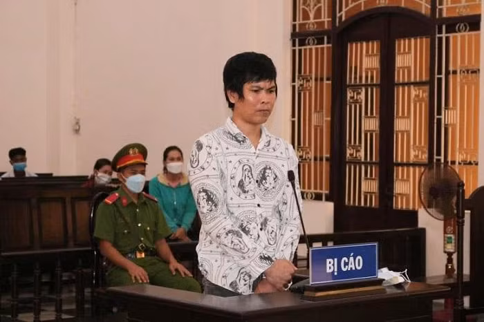  Nhậu say, xách búa đi gây án vì mối thù xưa: Mới đây, Hội đồng xét xử TAND tỉnh Trà Vinh đã tuyên phạt bị cáo Thạch Tá Nạ (30 tuổi, ngụ ấp Ô Đùng, xã Hiếu Tử, huyện Tiểu Cần) mức án 9 năm tù giam về tội Giết người. Theo cáo trạng, ngày 2/7/2021, Tá Nạ có nhậu chung với 4 người bạn, do nhậu say nên Tá Nạ về nhà để nghỉ. Trong lúc nằm nghỉ tại nhà và nhớ lại chuyện trước đây ông Thạch Thành (52 tuổi, ngụ cùng địa phương) có dùng ghế nhựa đánh mình nên Tá Nạ đã tức giận đi ra phía sau nhà lấy cây búa tìm ông Thành để đánh trả thù. Bị cáo đã dùng búa đập vào trán và ngực ông Thành khiến nạn nhân bị thương nặng phải đi cấp cứu.