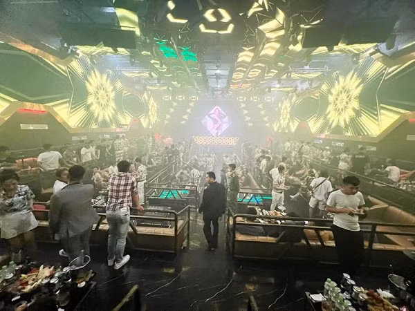  36 người dương tính ma túy trong Bar New Club ở Tân Phú: Rạng sáng ngày 8/8, Công an quận Tân Phú, TP HCM ập vào quán Bar New Club trên đường Thành Công, phường Tân Thành, quận Tân Phú. Phát hiện công an, nhiều người tìm cách tháo chạy vào nhà vệ sinh nhưng bị chặn lại. Qua kiểm tra, công an phát hiện 36 người dương tính với chất ma túy. Ngoài ra, lực lượng chức năng cũng lập biên bản cơ sở với lỗi hoạt động quá giờ quy định, để khách sử dụng ma túy.