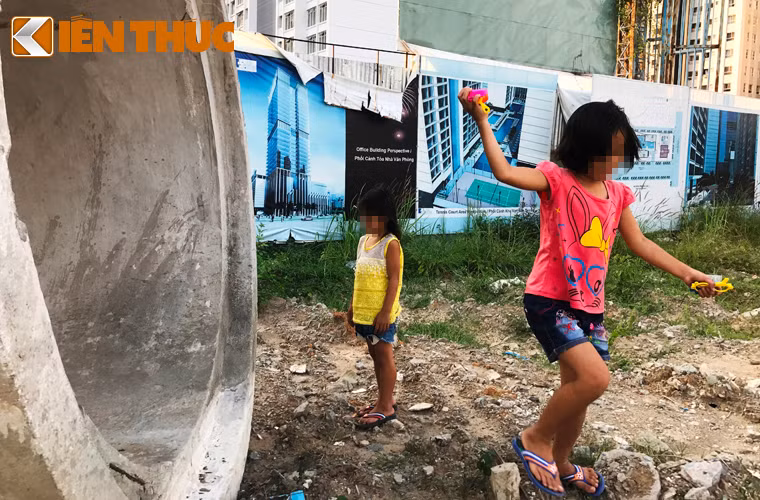 Chiều 27/2, theo ghi nhận của PV, khu vực bên trong dự án được rào chắn khá kiên cố, chỉ có lác đác vài nhân viên bảo vệ trông giữ công trình. Phía ngoài là bãi đất đầy sình lầy, cỏ cây rậm rạp, ngổn ngang ống cống, đất đá và có nhiều trẻ em đến nô đùa.