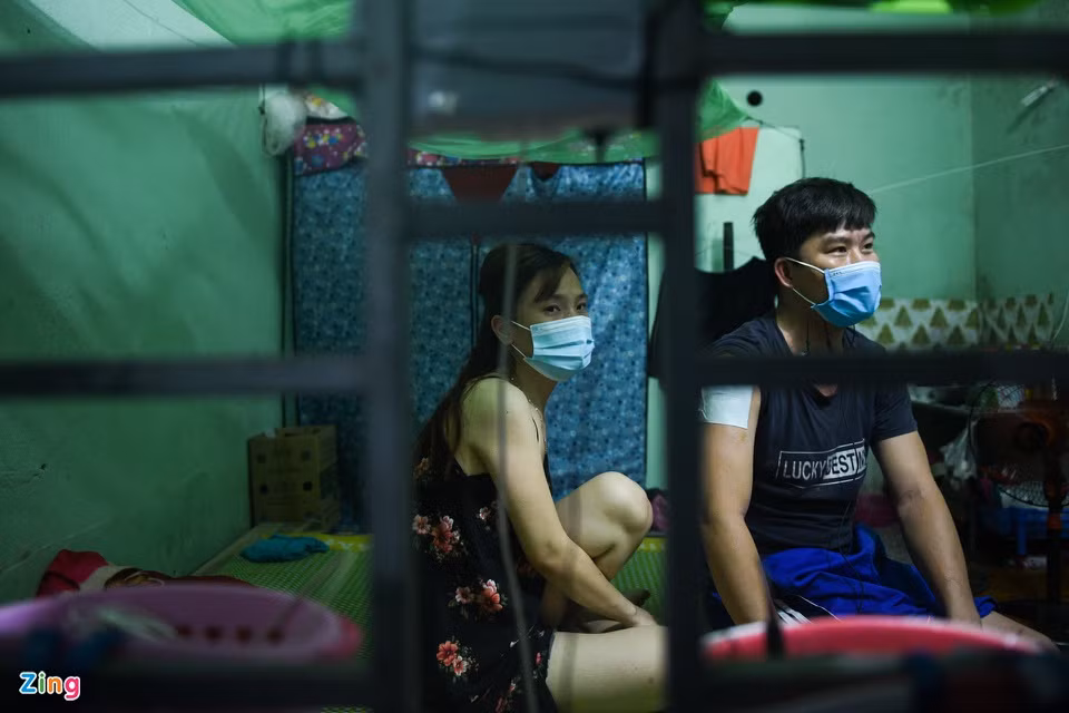 Anh Vi Văn Đức là người gốc Nghệ An, vợ anh quê Ninh Thuận. Hai người lấy nhau rồi về Bắc Ninh và cùng làm việc trong một nhà máy. Do dịch bệnh, vợ chồng anh không thể đi làm. Anh nói gia đình mình may mắn vì được chủ nhà trọ miễn cho tiền thuê phòng tháng 6 và giúp đỡ anh rất nhiều trong việc mua nhu yếu phẩm.