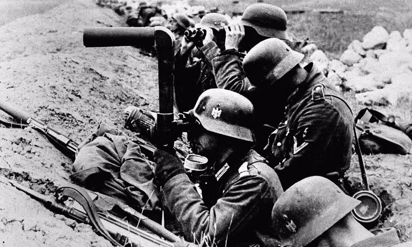 Do Hitler đồng thời tiến hành cuộc tấn công Anh và Liên Xô nên cùng lúc quân Đức phải dàn trải lực lượng ở mặt trận phía Tây và phía Đông. Vậy nên, lực lượng phát xít Đức gặp nhiều bất lợi khi phải đối đầu với 2 kẻ thù mạnh trong cùng thời điểm.