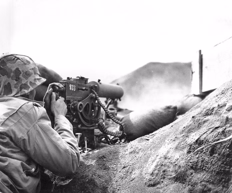 Do đó, vào tháng 5/1942, 29 người Navajo nhập ngũ và trở thành các nhân viên biên dịch mật mã. Họ đều thành thạo tiếng Anh để có thể mã hóa các thông tin bằng tiếng Navajo rồi gửi đi cũng như nhận các bức điện rồi giải mã trước khi gửi cho cấp trên. Nhờ vậy, quân đội Mỹ đã khiến lực lượng Nhật Bản "bó tay" trước loại mật mã khó giải này.