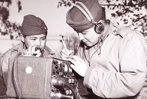 Vào năm 1942, trong một chuyến thăm căn cứ thủy quân lục chiến Mỹ Elliot tại San Diego, kỹ sư Philip đã nói với sĩ quan truyền tin cao cấp là trung tá James E.Jones về việc có thể dùng tiếng Navajo để tạo ra "mật mã vô địch". Do hoài nghi nên Trung tá James cho kỹ sư Philip cơ hội chứng minh.