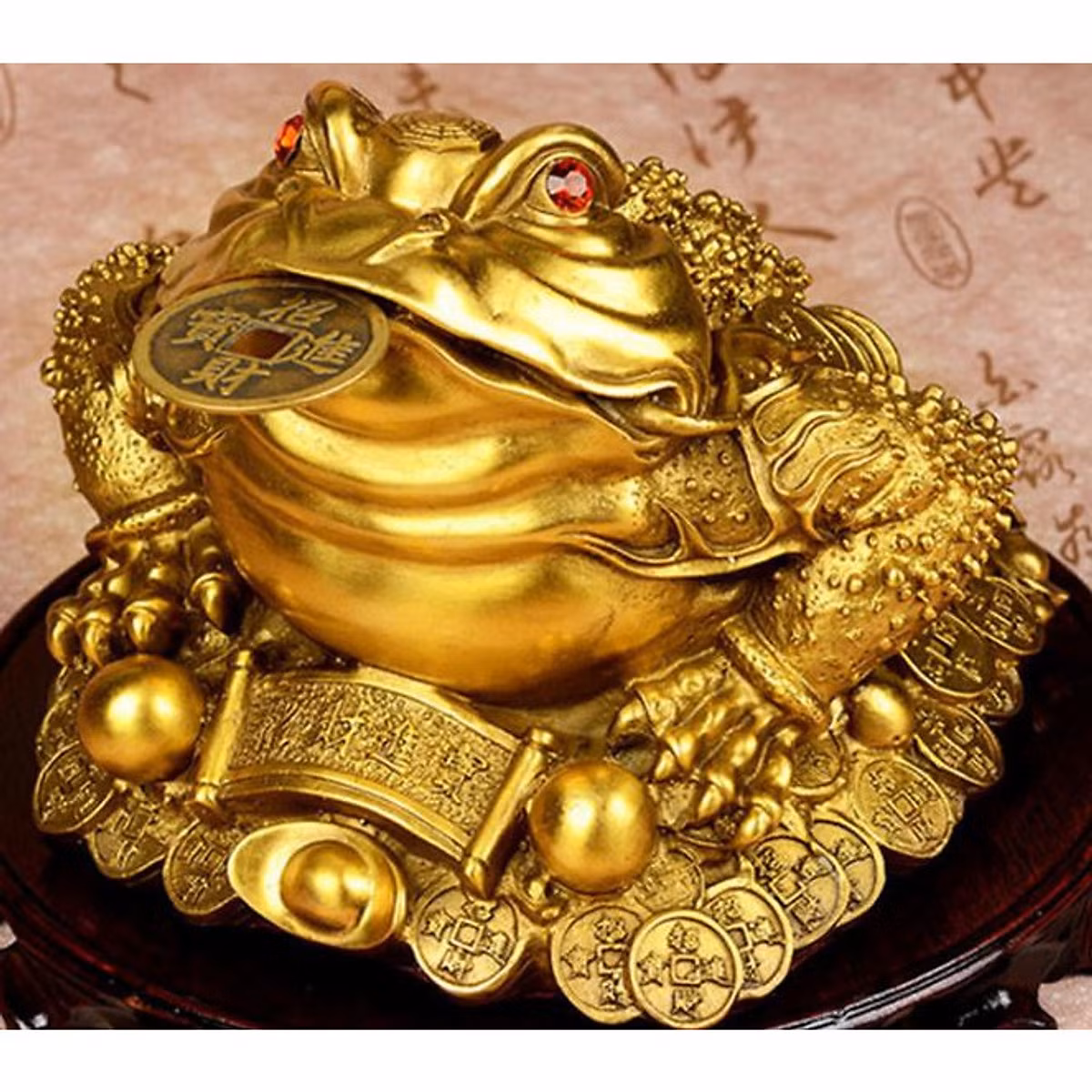 Thiềm thừ (cóc 3 chân) thường ngậm đồng tiền xu trong miệng. Việc bày trí thiềm thừ trong nhà tượng trưng cho việc cóc mang vàng vào nhà. Cóc 3 chân là một biểu tượng rất may mắn.
