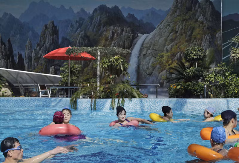 Một bể bơi trong nhà ở thủ đô Bình Nhưỡng của Triều Tiên có khá nhiều người dân đến vui chơi, giải trí.