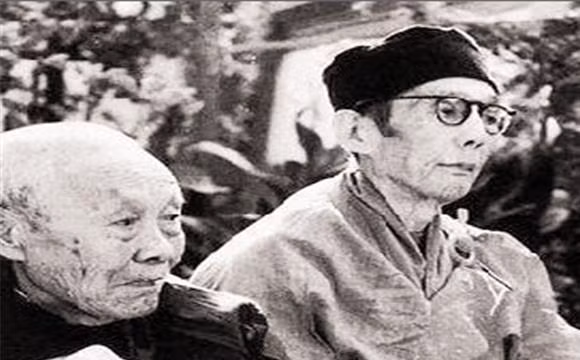 Tiếp đến, hoạn quan Tôn Diệu Đình tiết lộ các phi tần trong hậu cung sống cực kỳ xa hoa dù dân chúng sống trong cảnh khốn khó. Họ không tự mình động tay làm việc gì. Từ tắm gội, thay quần áo... luôn có cung nữ, thái giám hầu hạ họ từng việc một.