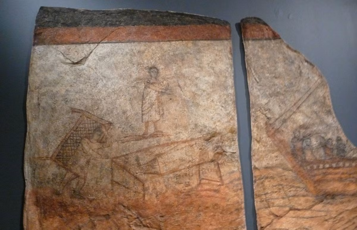 Bức họa có tên "Healing of the Paralytic" mô tả Chúa Jesus khi còn trẻ với khuôn mặt không có râu, tóc ngắn và xoăn, mặc áo dài ngang thắt lưng còn chân đi dép quai hậu. Trong tranh, Ngài đang giúp một người đàn ông tàn tật hàn gắn những đau đớn về cả thể xác và tâm hồn.