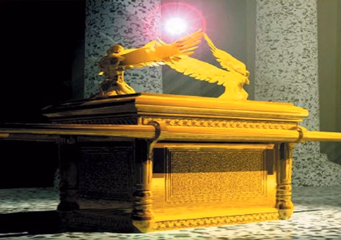 Vì những thứ được cất bên trong hòm giao ước vô cùng quý giá và có liên quan đến Chúa nên nó được người Do Thái bảo vệ kỹ lưỡng.