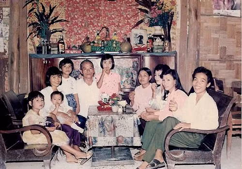 Một gia đình quây quần bên nhau và chụp ảnh kỷ niệm trong dịp Tết Nguyên đán.