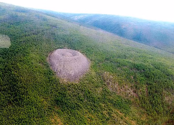 UFO của sinh vật ngoài Trái đất có thể đã sử dụng loại năng lượng đặc biệt nên để lại "rác thải" ngấm sâu vào lòng đất khiến cây cối phát triển nhanh hơn những khu vực khác.