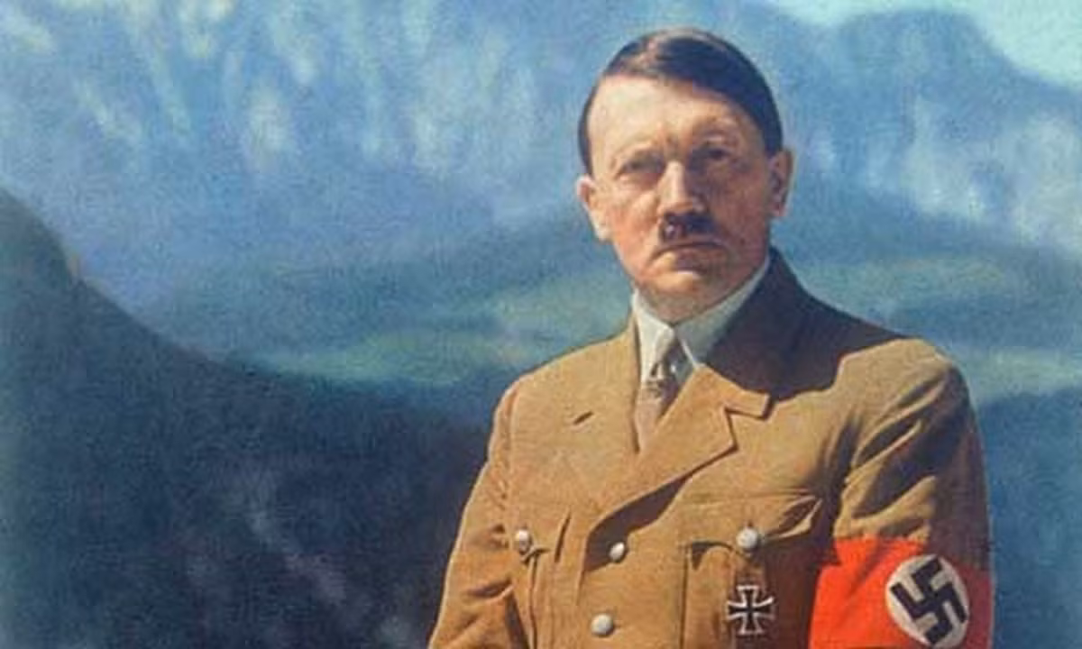 Vốn là một quý tộc Đức, Đại tá Stauffenberg phục vụ trong quân đội Đức quốc xã trong Thế chiến 2. Ông bị mất một mắt và cụt một tay sau khi tham gia chiến tranh ở Bắc Phi.