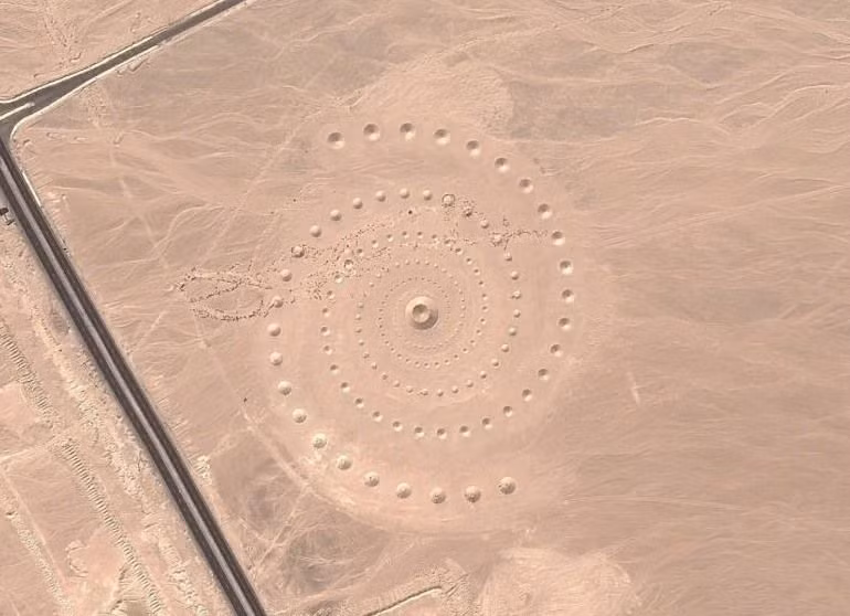 Danae Stratou, Alexandra Stratou và Stella Constantinides đã tạo ra tác phẩm nghệ thuật có tên "Desert Breath" tại phía đông sa mạc Sahara thuộc Ai Cập.
