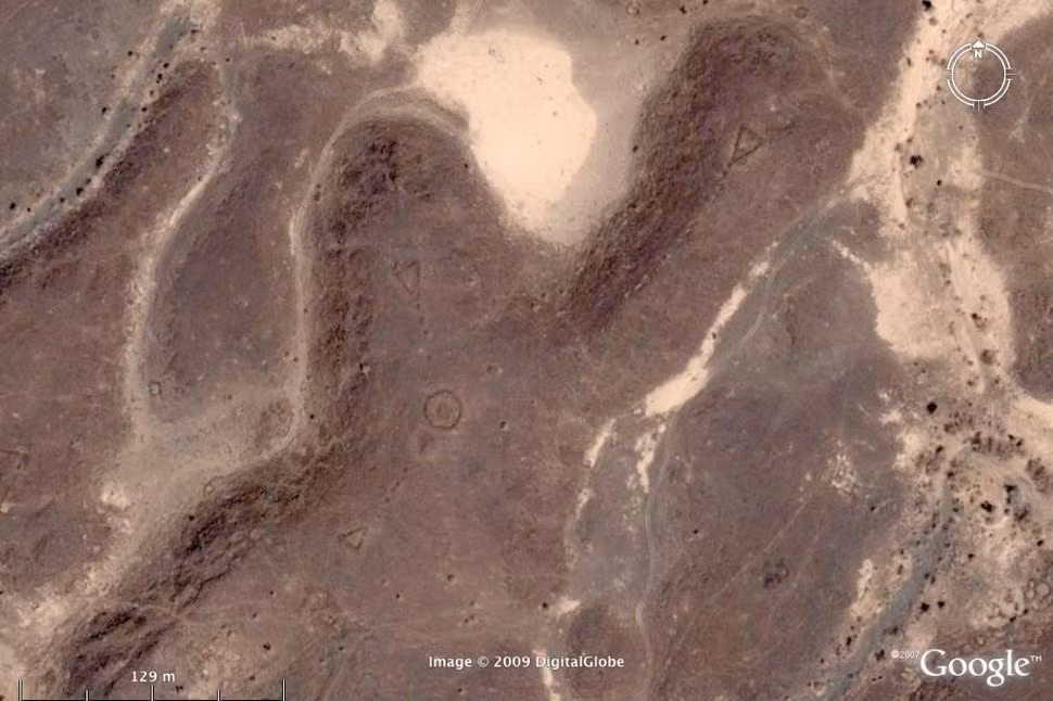 Một "bánh xe" bí ẩn khác lộ diện nhờ Google Earth. Cấu trúc bí ẩn này được tìm thấy tại Trung Đông. Xung quanh "bánh xe" này có đến ba hình tam giác đều nhắm thẳng vào hồng tâm của nó.