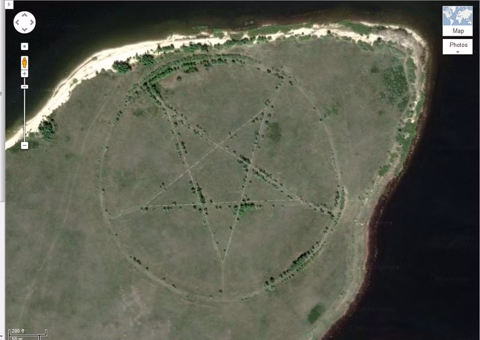 Khi xem ảnh chụp do Google Earth công bố, nhiều người cảm thấy khó hiểu khi nhìn thấy một ngôi sao năm cánh nằm gọn trong một vòng tròn có đường kính 366m tại khu vực phía bắc Kazakhstan.