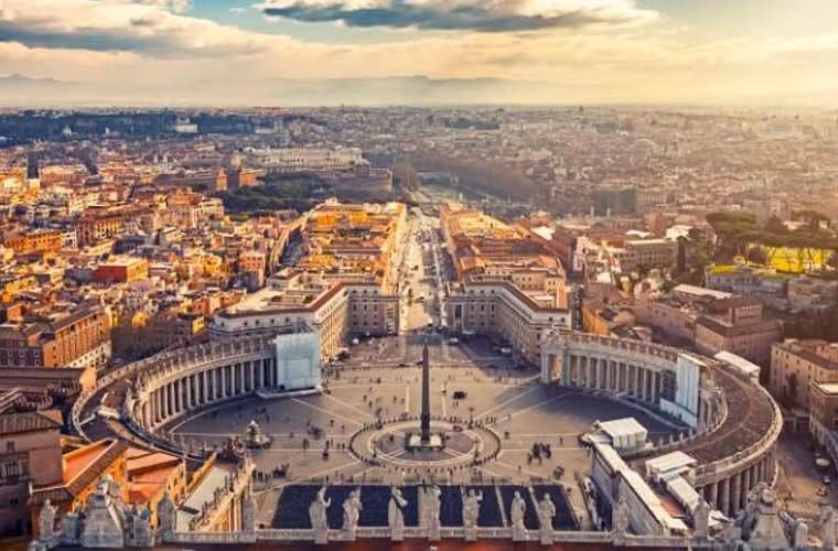 Vatican là nơi đầu tiên và duy nhất trên thế giới mà toàn bộ diện tích lãnh thổ đều được UNESCO công nhận là Di sản văn hóa thế giới.