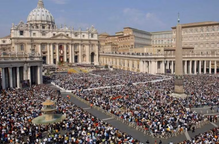 Vatican đứng đầu về tỷ lệ khách du lịch trên đầu người. Riêng các viện bảo tàng Vatican hàng năm thường đón gần 5,5 triệu lượt khách.