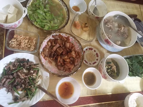 Những bà nội trợ sành sỏi còn vạch ra từng giá cả của các loại thực phẩm trên thị trường, huống hồ đợt này thịt lợn đang rớt giá nên các chị em ở vùng nông thôn cho biết chỉ mất khoảng 40k là được 6-7 lạng thịt ngon về tha hồ chế biến, cả nhà 4 người ăn phải 2 bữa mới hết.