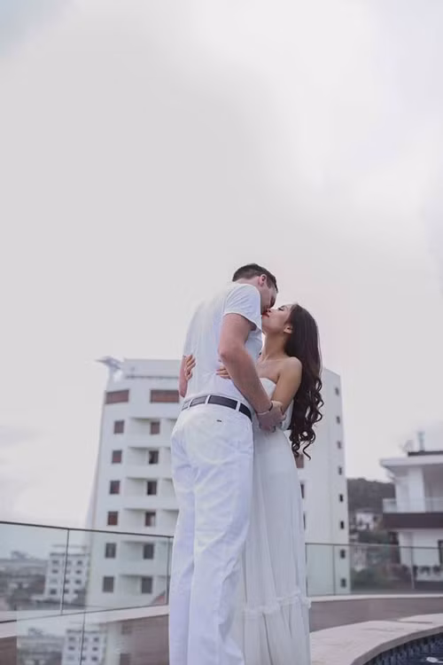 Sự bao dung, kiên trì và tình yêu chân thành đã khiến anh chàng Tây có được trọn vẹn trái tim cô gái Việt.