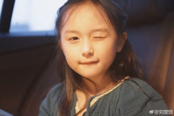 Cô bé luôn tự tin diễn xuất trước ống kính. Ảnh: Weibo.