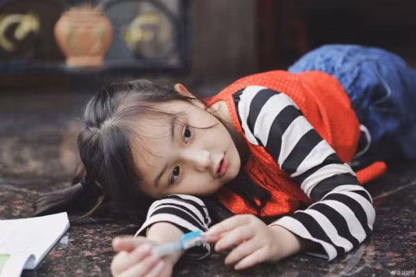 Đây không phải lần đầu tiên clip của cô bé 'đốn tim' dân mạng. Trên trang cá nhân, Sở Điềm thường xuyên đăng tải các đoạn video đáng yêu và nhận được nhiều lượt xem.