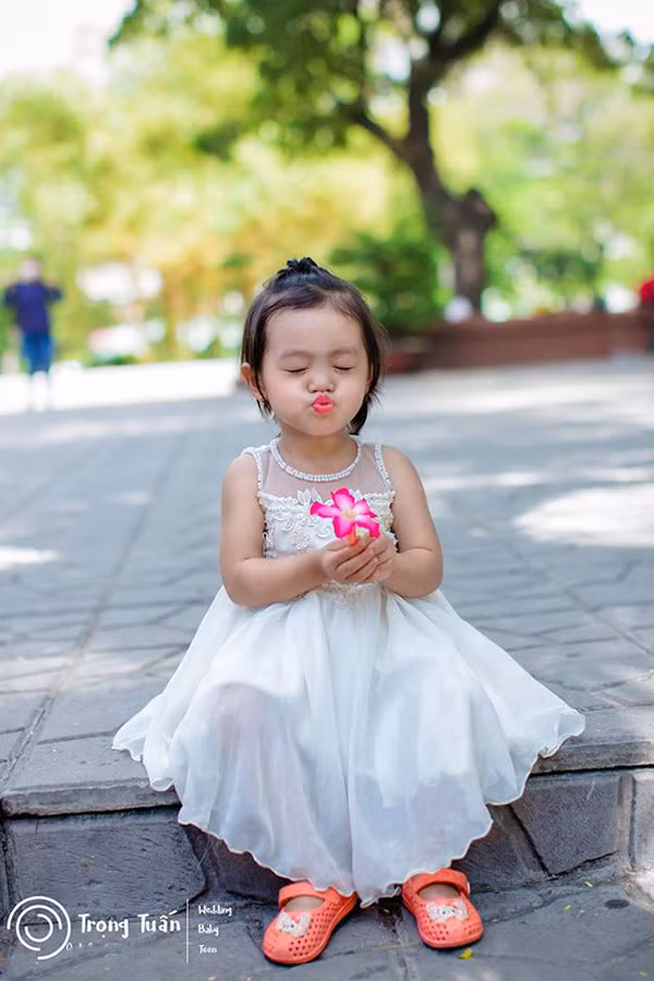 Nói về cô con gái nhỏ, Phượng xúc động: 'Mình thương con lắm chứ, là phụ nữ mà, đứa con nhỏ là chỗ dựa tinh thần của mình, mình luôn muốn dành những gì tốt đẹp nhất cho con'.