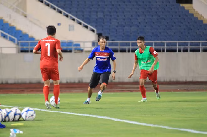 Các cầu thủ tập luyện với một tinh thần nghiêm túc, cố gắng hoàn thành yêu cầu của HLV ở mức độ tối đa.