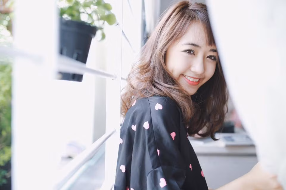 Nếu đang không vui, hãy vào tài khoản facebook của cô nàng này. Vì sao ư? Những bức ảnh với nụ cười toả nắng của Quỳnh Anh chắc chắn sẽ giúp bạn cảm thấy dễ chịu và thoải mái. Chính vì điều này mà cô nàng mới có biệt danh "vitamin vui vẻ" đấy! Điều khiến người ta ấn tượng với Quỳnh Anh ngay lần đầu nhìn thấy chính là gương mặt tròn trịa, đôi mắt to và hai gò má vô cùng bầu bĩnh và đáng yêu.