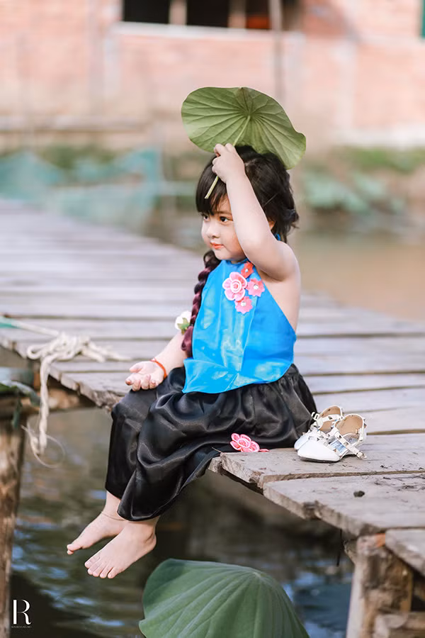 Dù là con gái nhưng bé Dâu lại thể hiện mình là một người mạnh mẽ, không hề nhõng nhẽo bố mẹ.