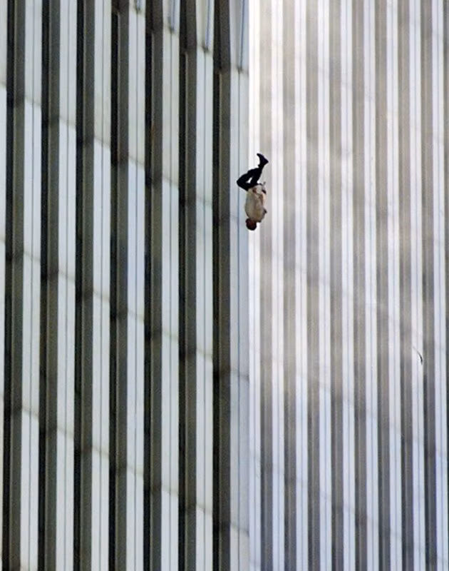 The Falling Man Một người đàn ông quyết định nhảy từ độ cao 400 mét khi tòa nhà anh đang làm việc bị cháy trong sự kiện 11/9. Phút kinh hoàng của hàng trăm người tìm cách thoát thân. Đây là một trong những bức ảnh đau thương “biểu tượng” cho sự kiện Mỹ bị khủng bố ngày 11/9. Bức ảnh rùng rợn do Richard Drew, phóng viên ảnh của hãng AP , chụp tại tòa nhà phía Bắc của Trung tâm thương mại Mỹ lúc 9:41:15 sáng. Đến nay, người ta vẫn chưa xác định danh tính chính xác của người đàn ông cố gắng tìm cách thoát thân ở độ cao 400 mét khi tòa nhà chỗ anh ấy làm việc bị cháy lớn.