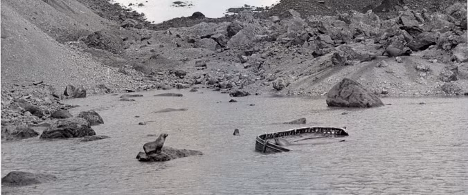 Nhiều thập kỷ trôi qua, sự hiện diện của chiếc xuồng ở hòn đảo không bóng người ấy vẫn còn là một bí ẩn. Không có con tàu mất tích nào được báo cáo có thể giúp giải thích về chiếc xuồng cứu sinh.