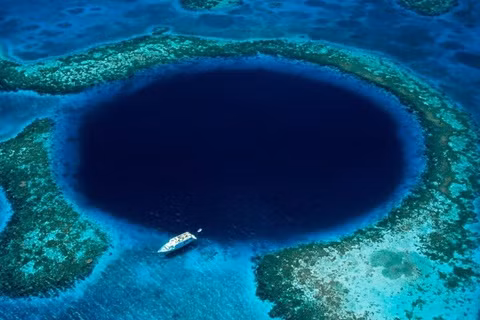Vực thẳm Challenger Deep nằm ở phía Nam của Rãnh Mariana là điểm sâu nhất trong đại dương. Độ sâu của vực thẳm này rất khó đo trực tiếp từ bề mặt.