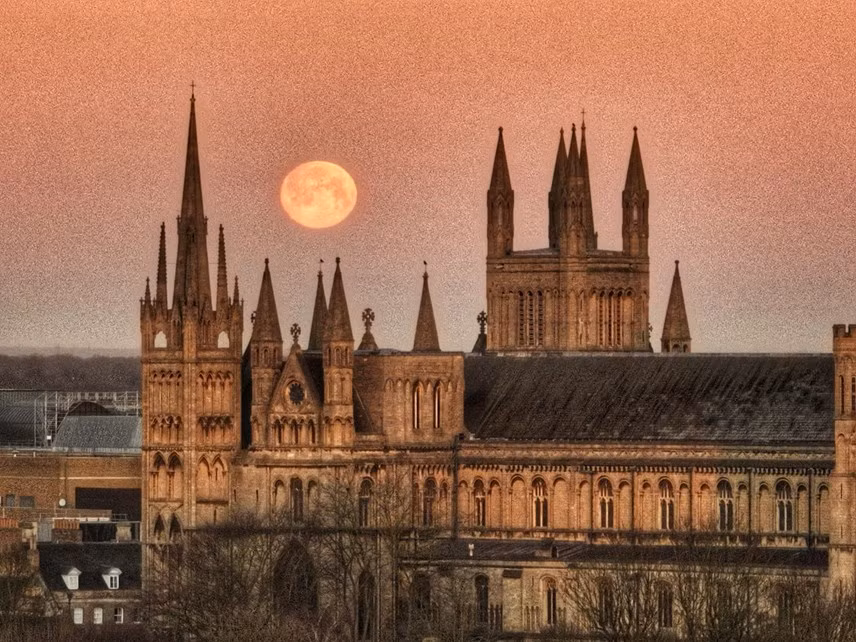 Trăng Rằm đầu tiên của năm 2022 xuất hiện phía sau Nhà thờ Peterborough ở Cambridgeshire.