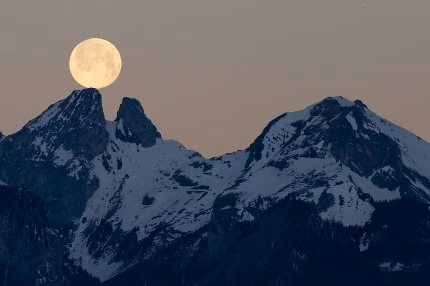  Mặt Trăng từ từ lặn sau ngọn núi Les Jumelles ở Chablais Valaisan, nhìn từ làng Fenalet-sur-Bex ở Thụy Sĩ.