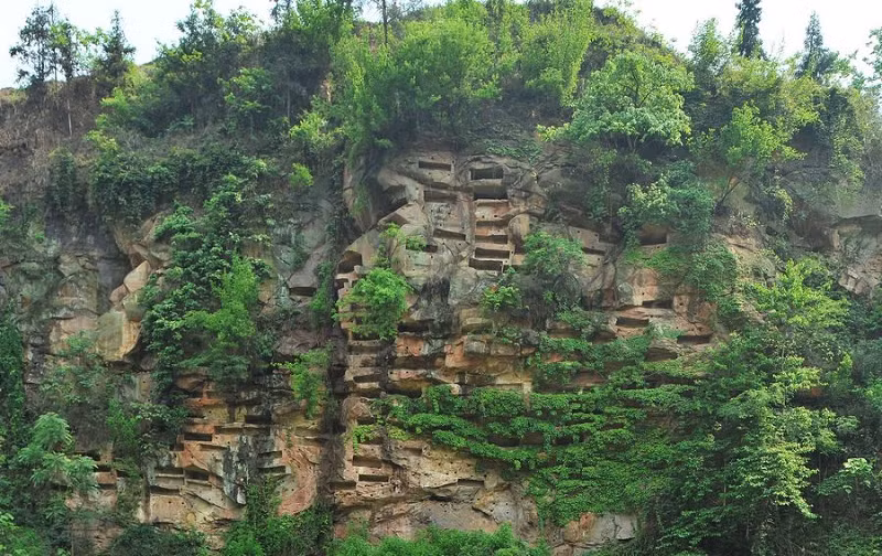 Trong tiếng Trung Quốc, huyền quan có nghĩa là quan tài treo, một nghi lễ an táng truyền thống của người Bách Bộc cổ đại sống ở Vân Nam, Quý Châu và những nơi khác ở tây nam Trung Quốc, ngoài ra còn có người Nam Đảo ở Đông Nam Á, châu Đại Dương và Đông Phi.