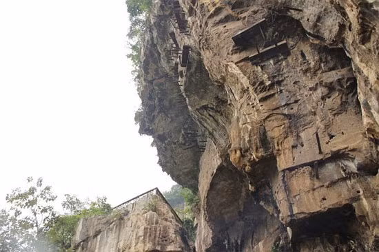  Huyền quan táng là hình thức an táng người chết bằng cách đặt quan tài trên vách đá, phong tục này được tìm thấy một số nơi trên thế giới chủ yếu ở Trung Quốc, Indonesia và Philippines.