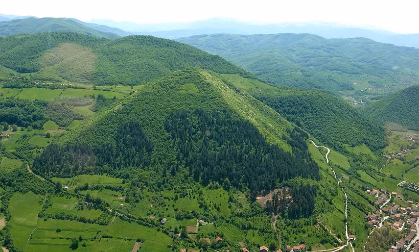  6. Kim tự tháp Bosnia (Bosnia và Herzegovina): năm 2005, một thông tin gây sốc đã được đưa ra - kim tự tháp lớn nhất và lâu đời nhất trên thế giới được tìm thấy gần thị trấn Visoko của Bosnia, có niên đại 25.000 năm. Các cuộc khai quật ở địa điểm khảo cổ bắt đầu vào năm 2006, các đường hầm và khối đá đã được tìm thấy.