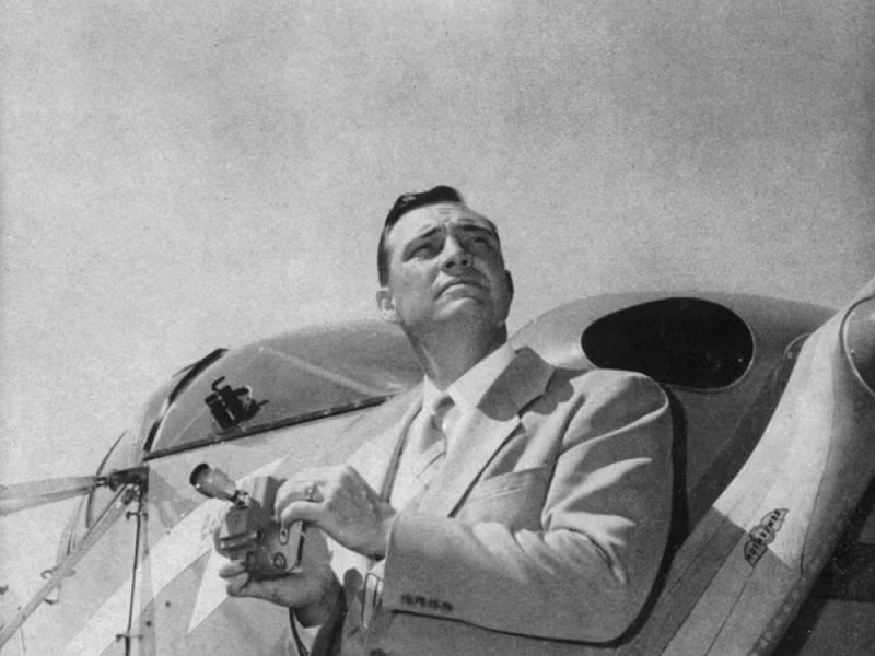 Ngày 24/6/1947, Arnold báo cáo nhìn thấy 9 vật thể bay kỳ lạ xếp thành một chuỗi gần núi Rainier, Washington khi ông ta đang tìm kiếm một máy bay quân sự mất tích. Ông miêu tả các vật thể gần như sáng lờ mờ khi chúng phản xạ ánh sáng Mặt Trời, phi đội của họ thật là bất thường và bay với "vận tốc kinh khủng"