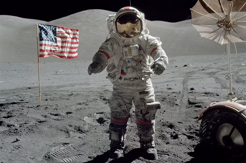 Khi phi hành đoàn Apollo 17 du hành tới Mặt Trăng, họ đã quyết định chụp tấm ảnh khi ở cách Trái Đất 29.000 km. Ngay lập tức, tấm ảnh trở thành biểu tượng cho tình nghĩa hòa thuận và tinh thần thống nhất của những người anh em sống chung một mái ấm.