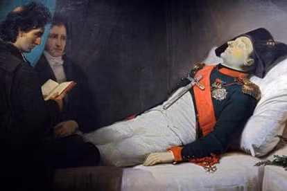 Napoléon đeo thuốc độc trên cổ. Theo các ghi chép, Napoléon mang theo bên mình một lọ thuốc độc, được buộc vào một sợi dây mà ông đeo trên cổ và có thể nhanh chóng sử dụng nó nếu ông bị bắt.