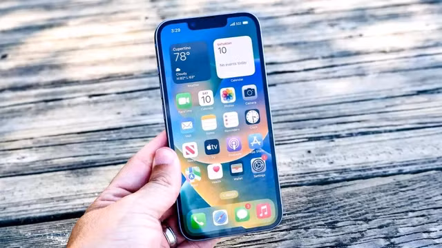  2. Tốc độ làm mới màn hình: Apple sẽ cần đầu tư mạnh vào tốc độ làm mới màn hình cho iPhone 15 khi đối thủ của họ - Google đã trang bị cho mẫu Pixel 7 tốc độ làm mới lên tới 90Hz trong khi chỉ với mức giá 599 USD, rẻ hơn hẳn 200 USD so với iPhone 14.