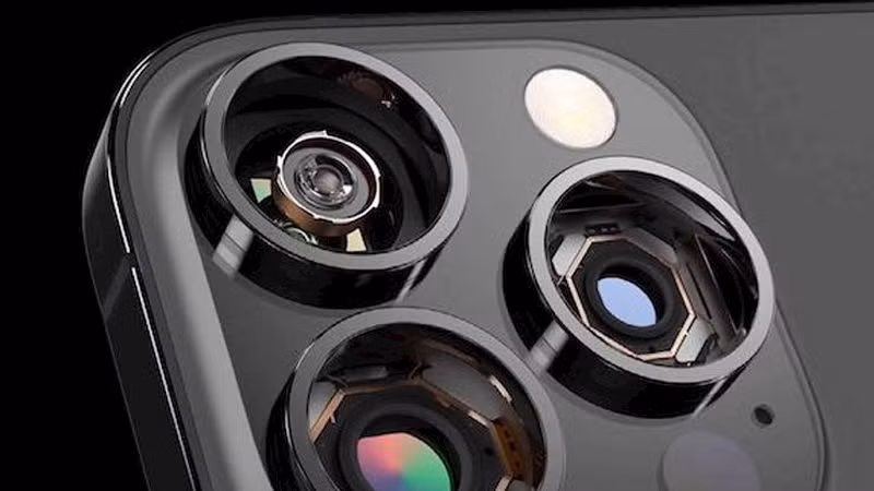  3. Camera: iPhone 15 Pro và iPhone 15 Pro Max (iPhone 15 Ultra) có thể sẽ được trang bị camera kính tiềm vọng mới, mang tới khả năng zoom quang học 5x hoặc 6x. Điều này sẽ cho phép chúng thu hẹp khoảng cách với Pixel 7 Pro của Google và Galaxy S23 Ultra của Samsung.